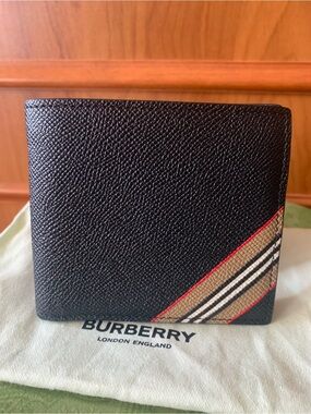 2️⃣8️⃣5️⃣🇨🇦Burberry Icon Stripe Billfold Wallet 🖤❤️
